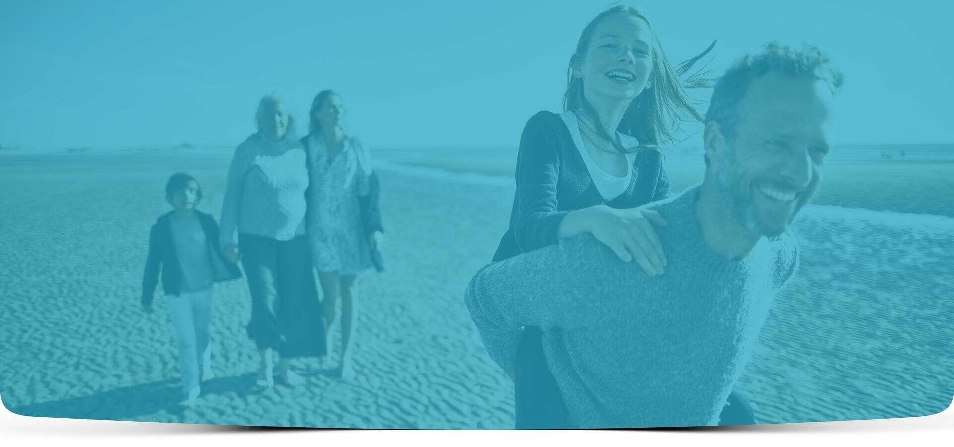 rodzinny spacer na plaży - Slajd 1 